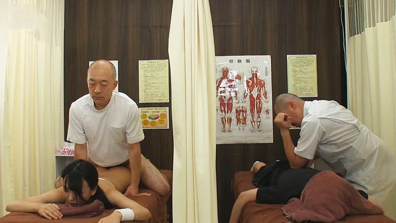 Dẫn em gái đi mát-xa rồi bị nắc cạnh bên mà không hề hay biết