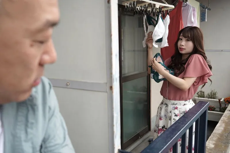 Gã nhà đối diện chuyên soi mói và cặp bà xã chồng thường xuyên rên la quá to