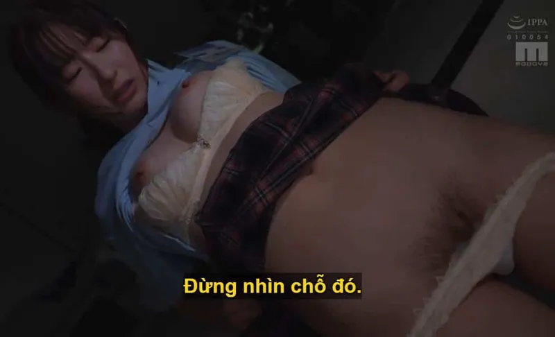 Ông chủ mưu tính "làm tình" với cô nhân viên kiêu căng lười nhác, suốt ngày bận rộn chat chit cùng người yêu.